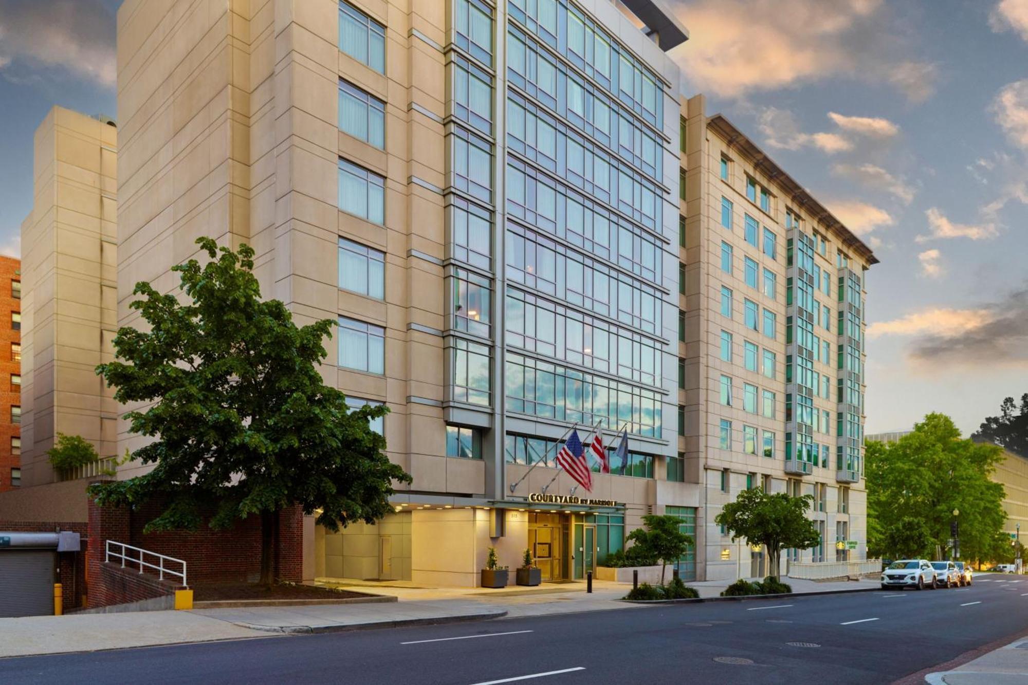 Готель Courtyard By Marriott Washington, D.C./Foggy Bottom Екстер'єр фото